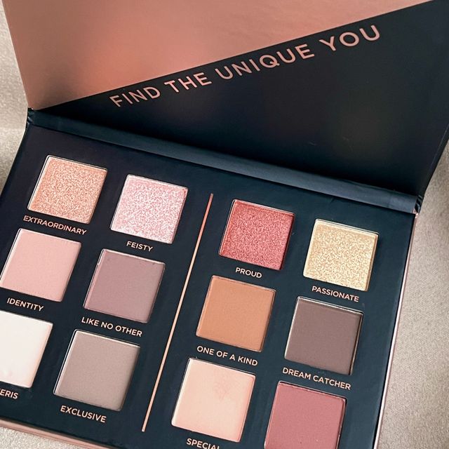 Younique Eyeshadow Palette Younique Eyeshadow Palette